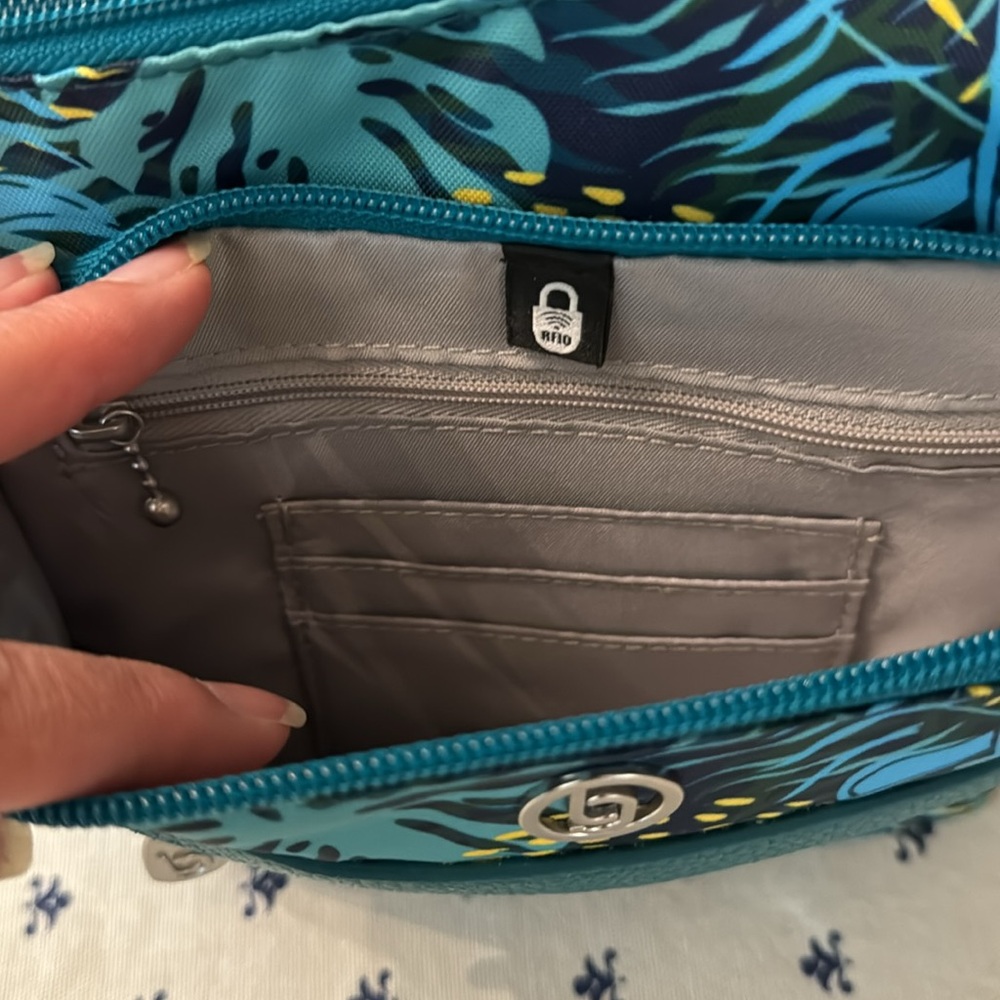 New summertime Baggalini crossbody purse. - Picture 4 of 5
